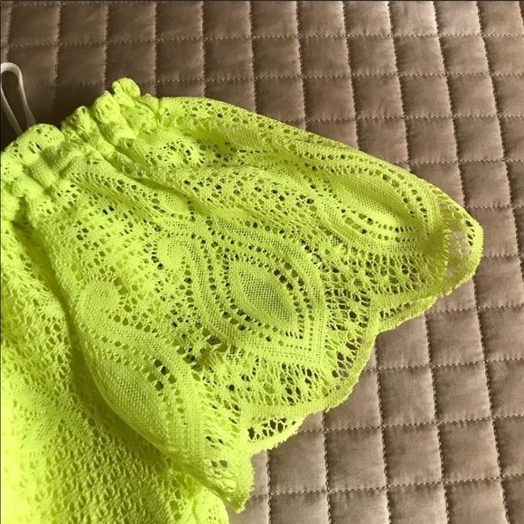 Lilly Pulitzer Marble Top - Picture 4 of 6